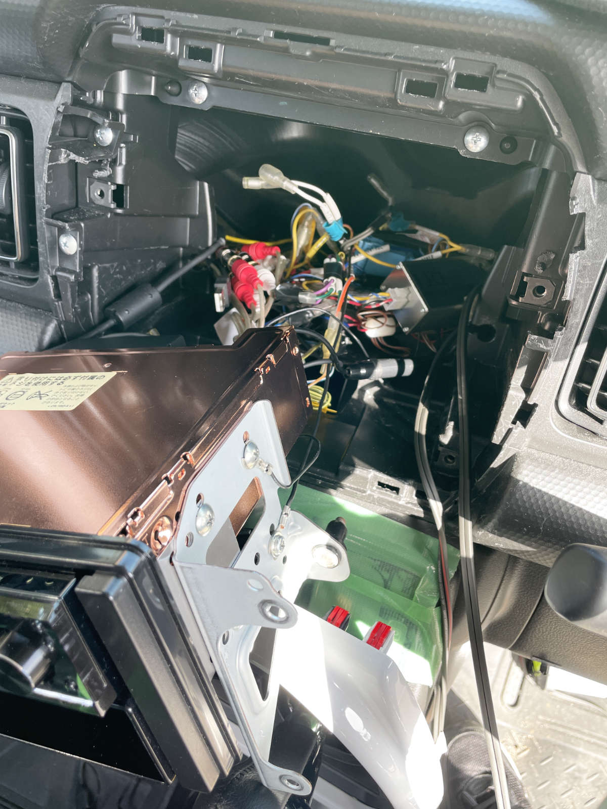 新しいツイーターを取り付け途中